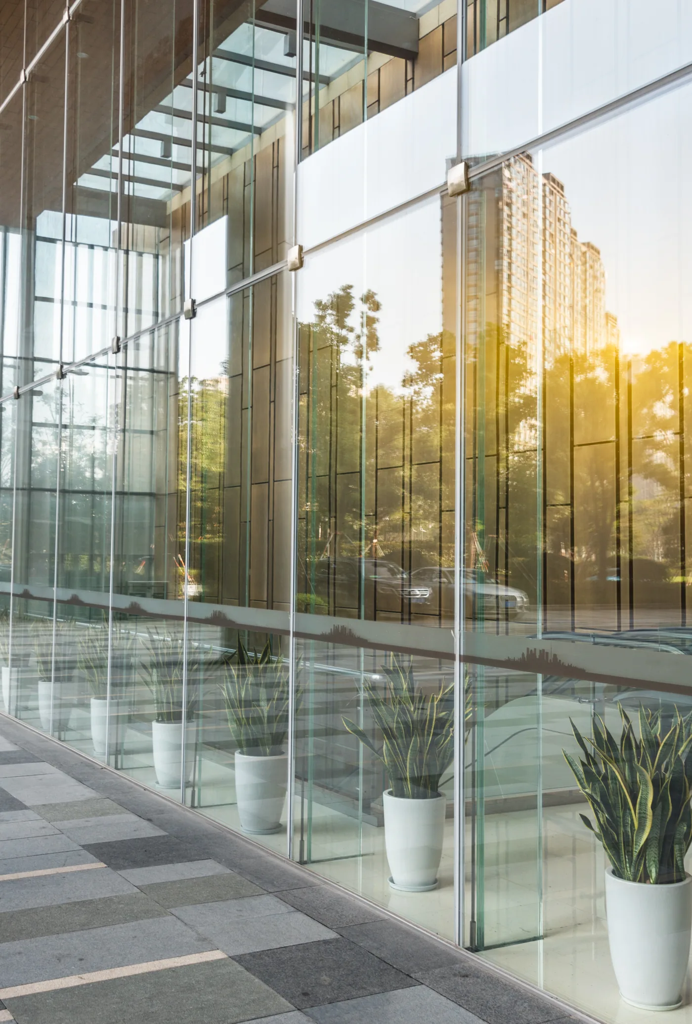 Barandal de cristal en escalera y entrepiso de lobby