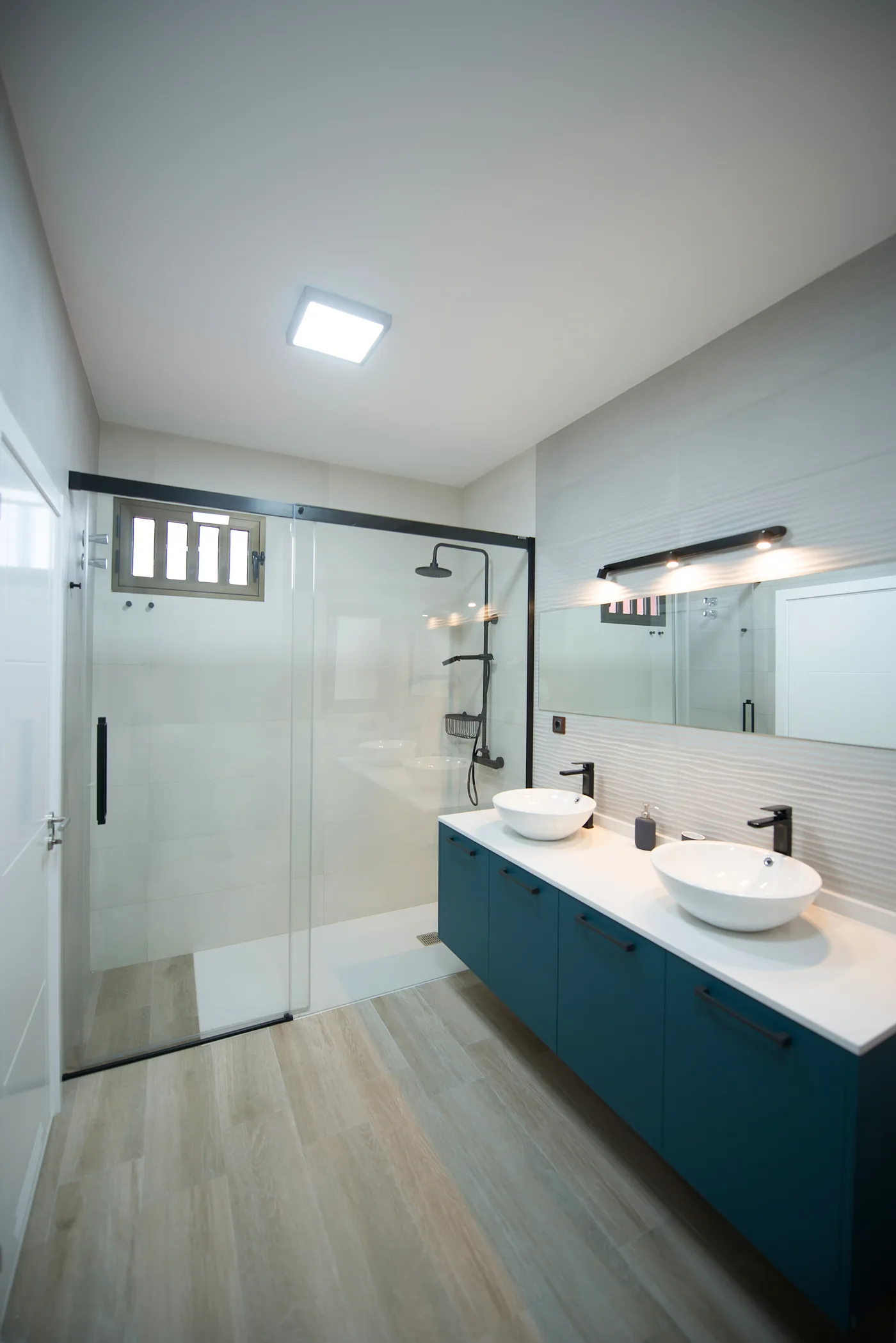 Cancel corredizo de baño con doble lavabo