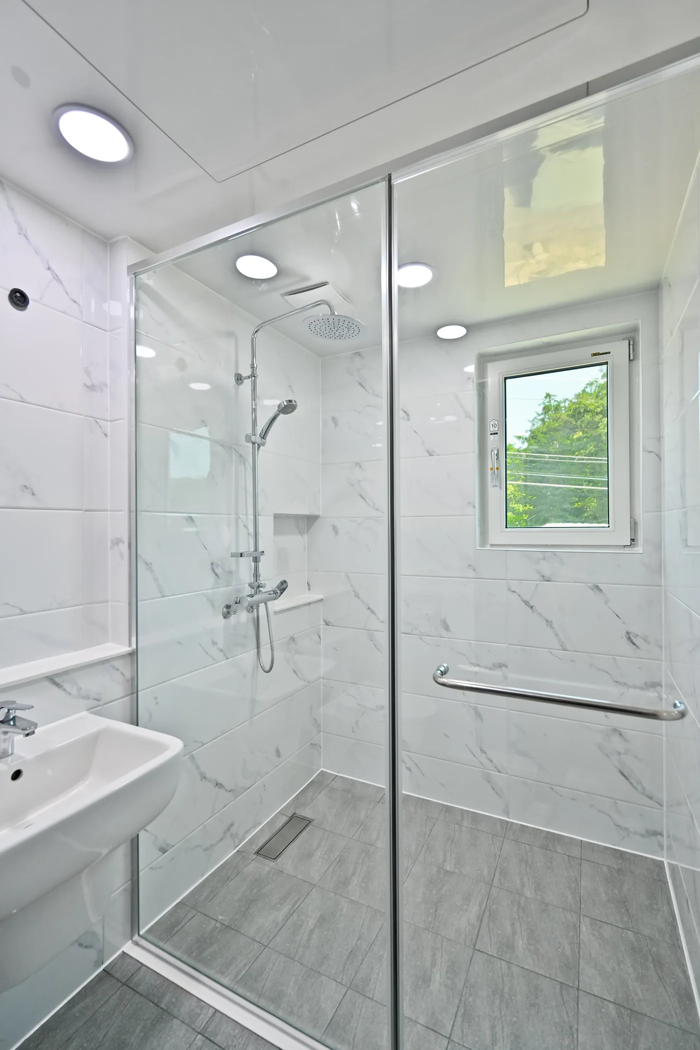 Cancel de baño con cristal parcialmente esmerilado