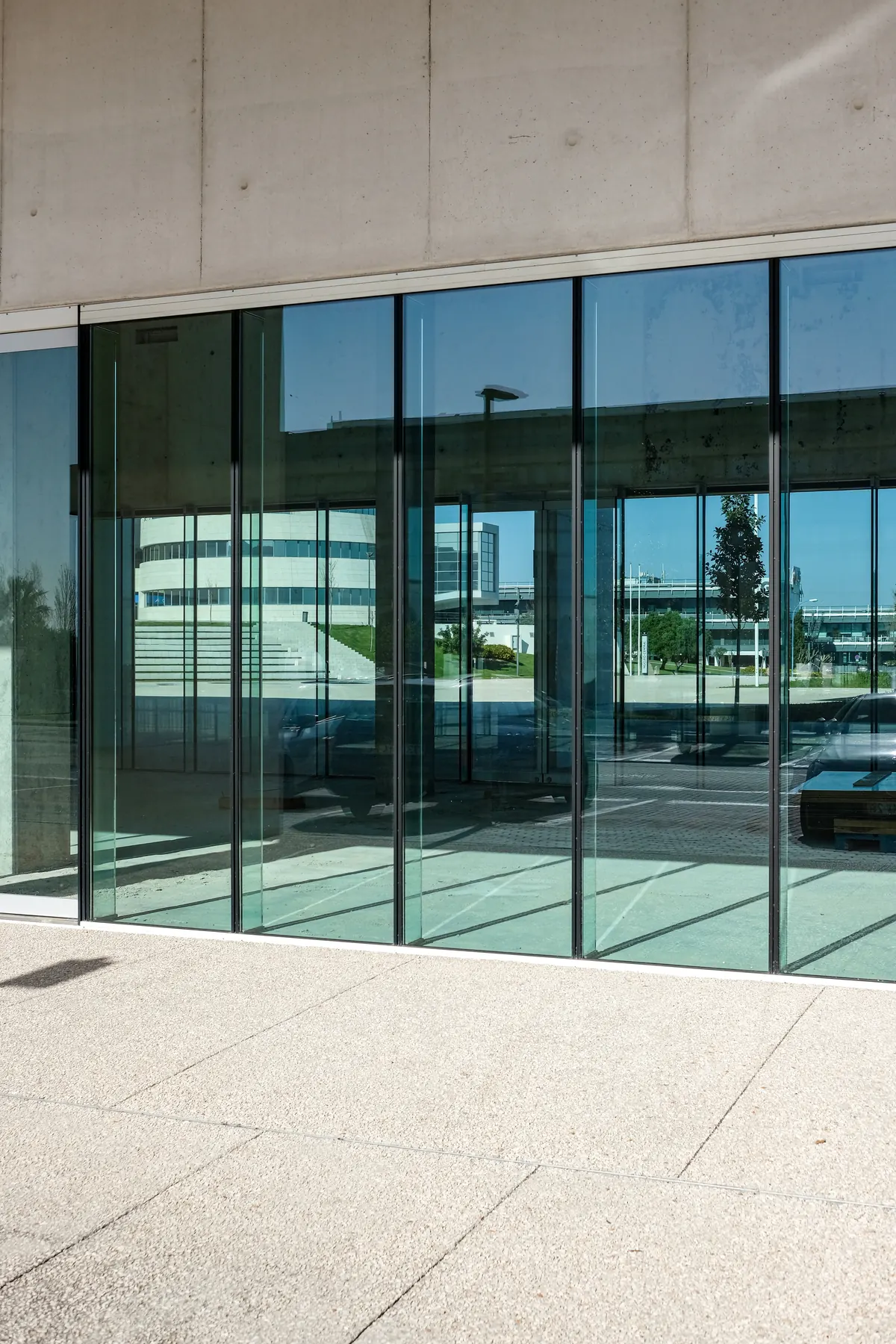 Puertas de cristal en fachada de edificio institucional