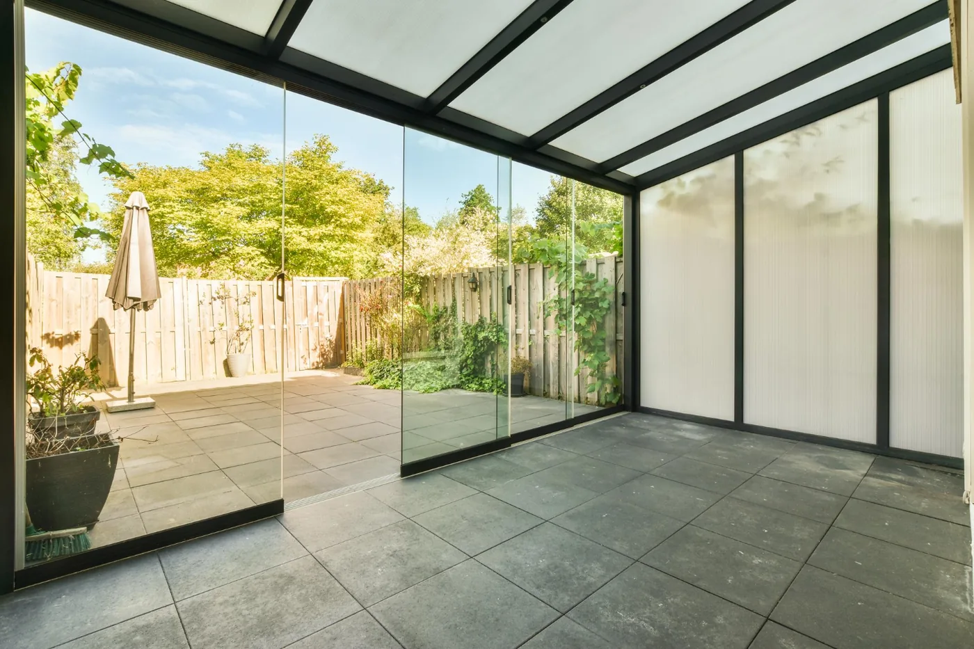 Cerramiento acristalado de patio con cubierta de aluminio