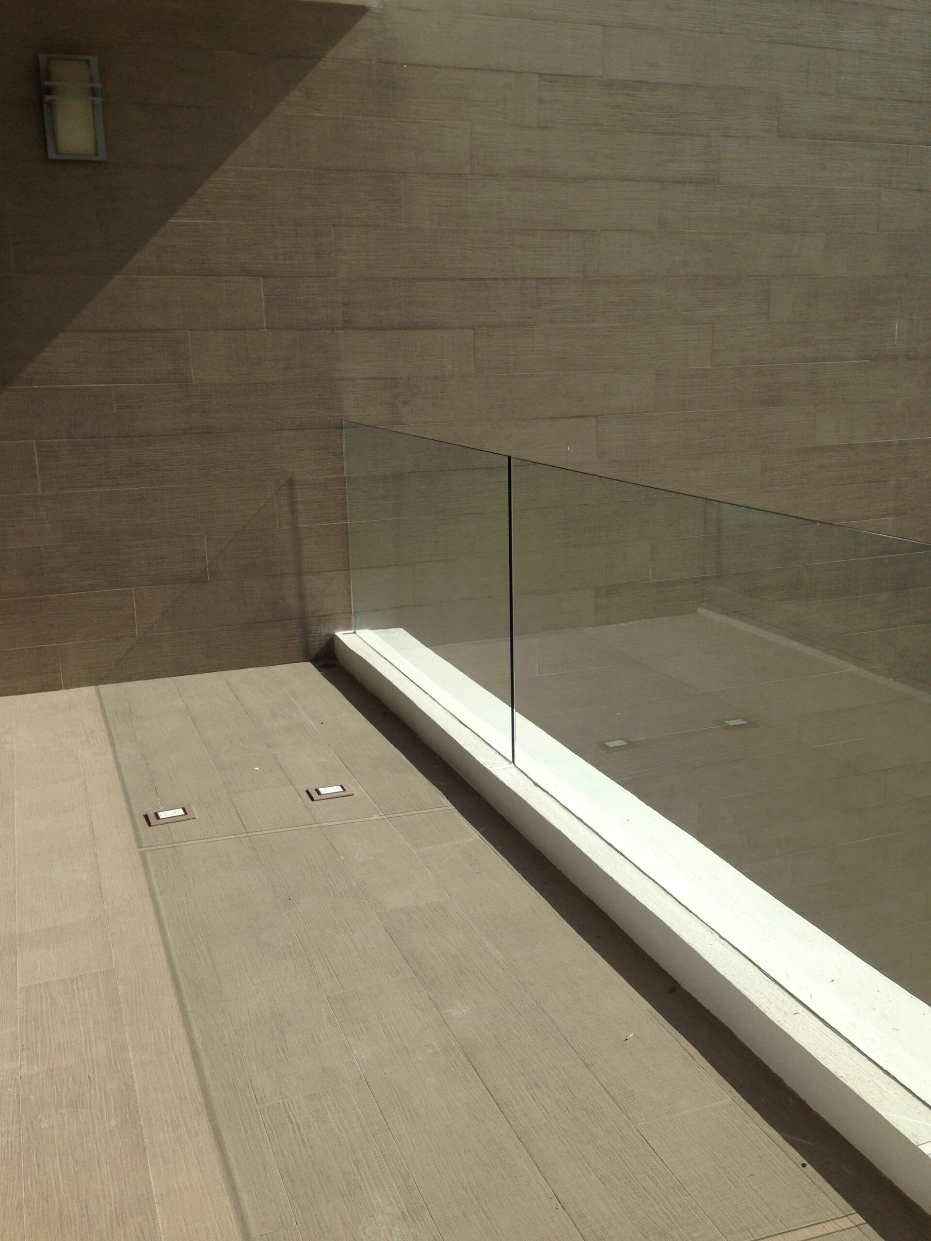 barandal minimalista de vidrio templado